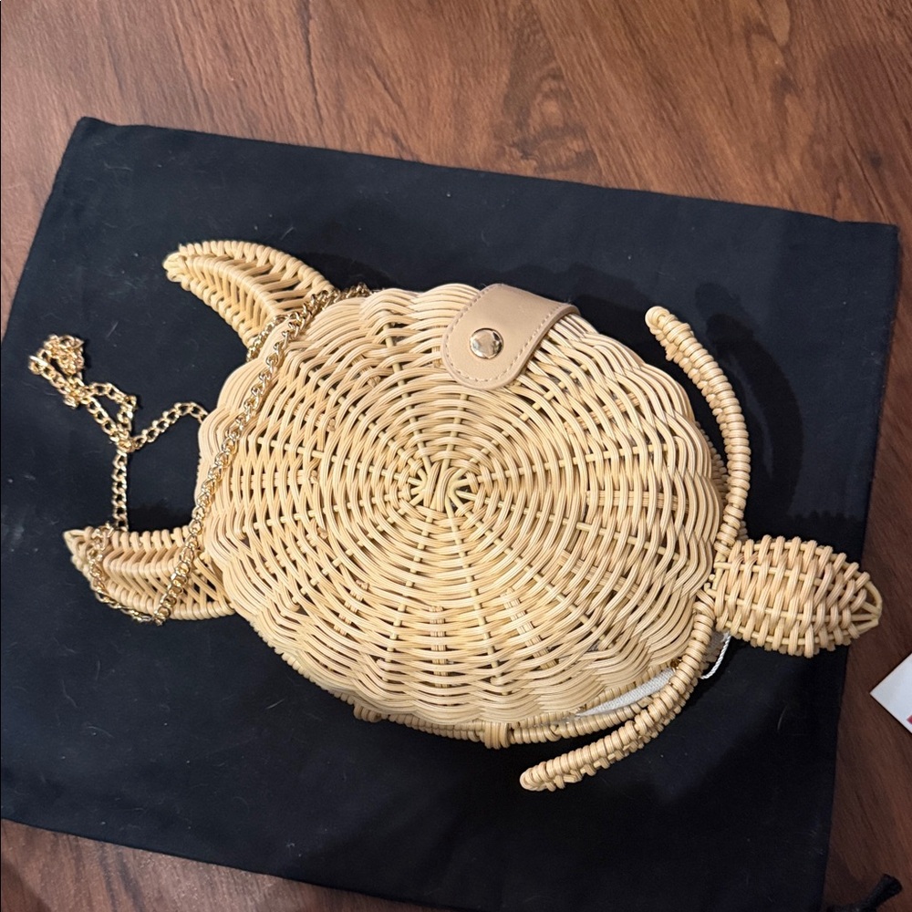 Tommy Bahama Turtle Wicker Crossbody Bag with Gold Chain – NWT
